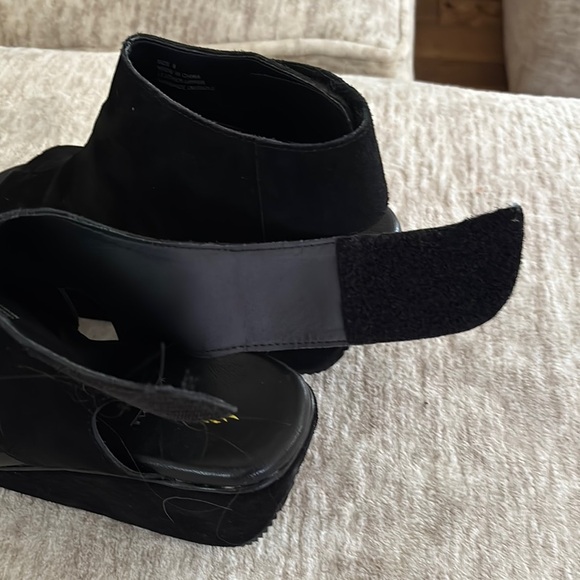 Volatile Black Mules Comfortable Textured Clogs - Picture 8 of 9